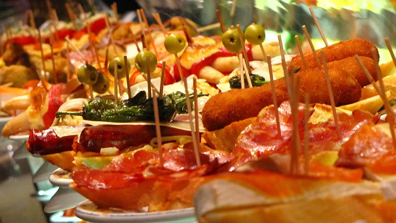 La barra cubierta de pintxos, con los palillos hacia arriba