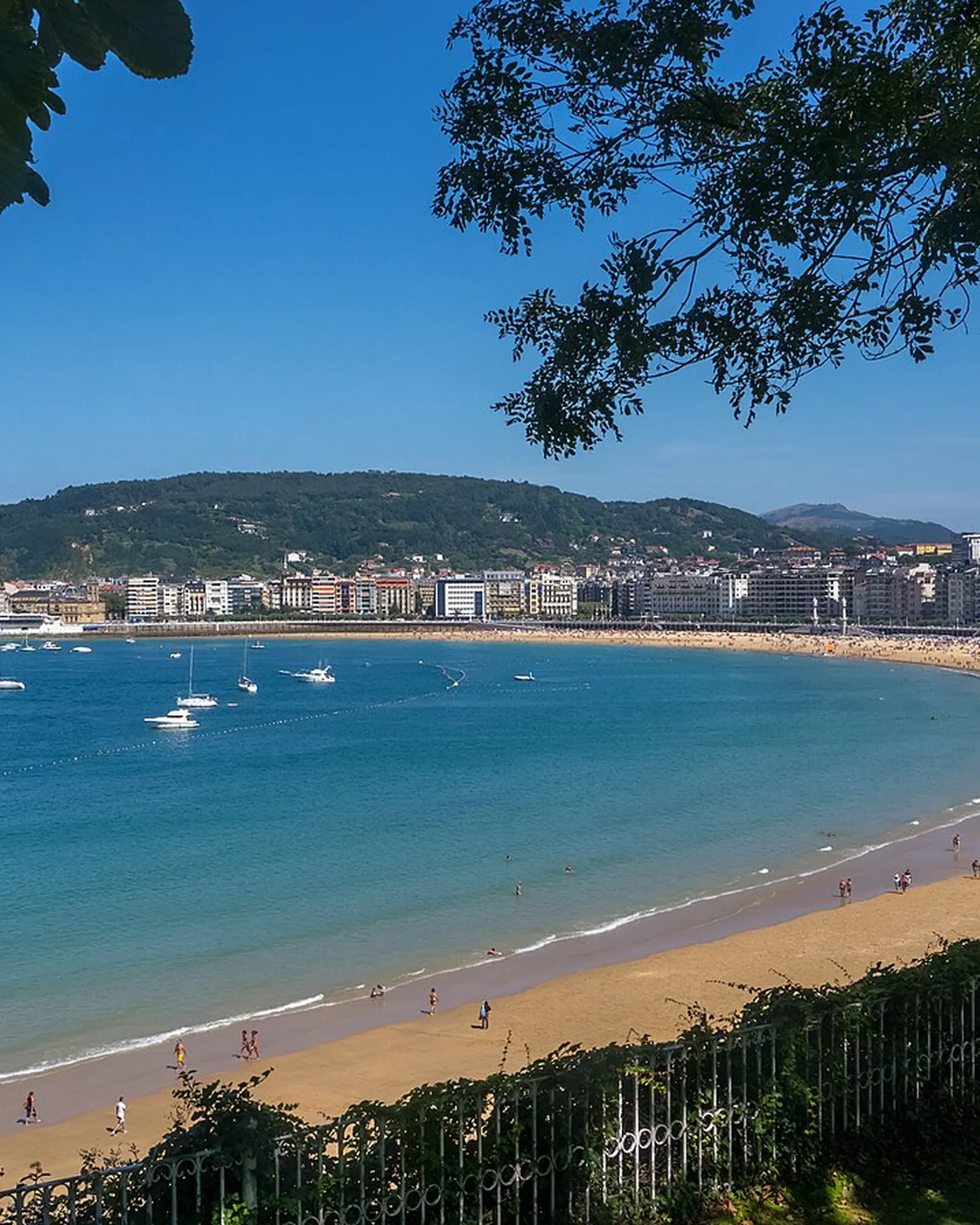 La bahía de la Concha vista desde el monte